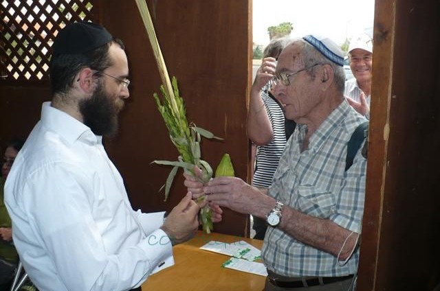 מאות בירכו על הלולב בסוכת אגו