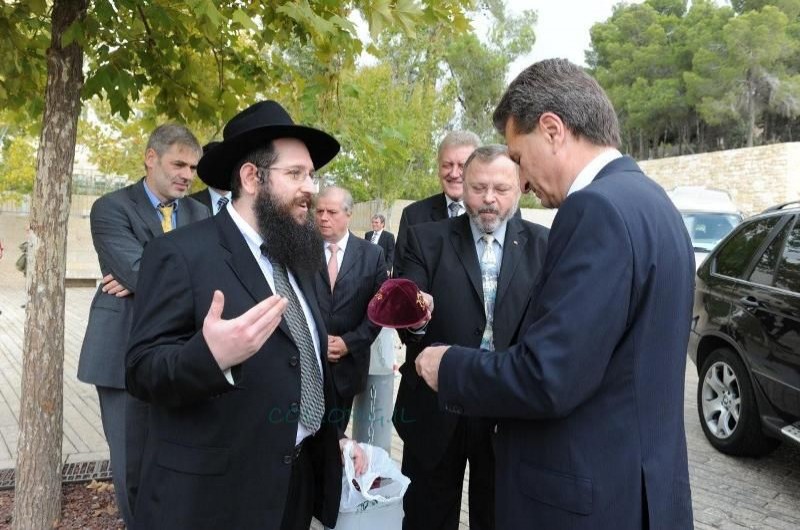 השליח הצטרף למושל מגרמניה בביקורו בישראל 