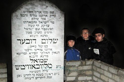 ערב כ' חשון: ילדי דונייצק עלו לקבר אדמו