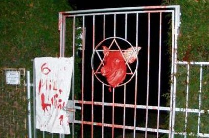 זעזוע: ראש חזיר נתלה על שער בית-קברות בגרמניה
