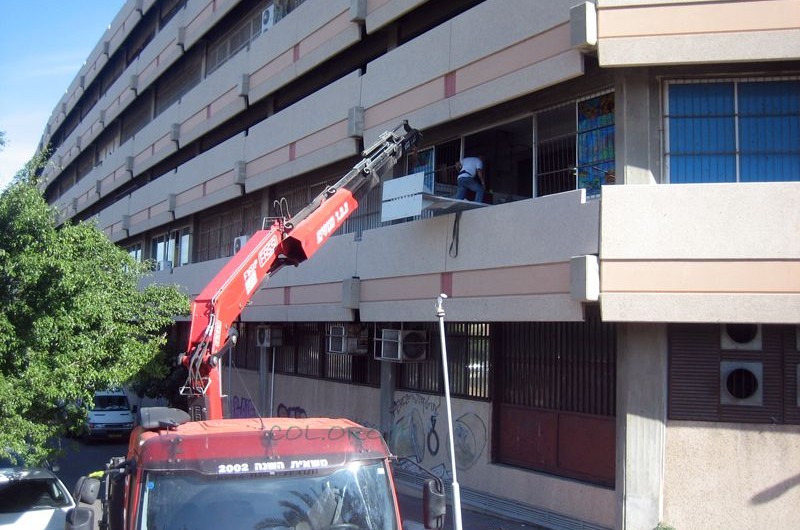 מה עושים כשלא מצליחים להוציא את החנוכייה מהמפעל?