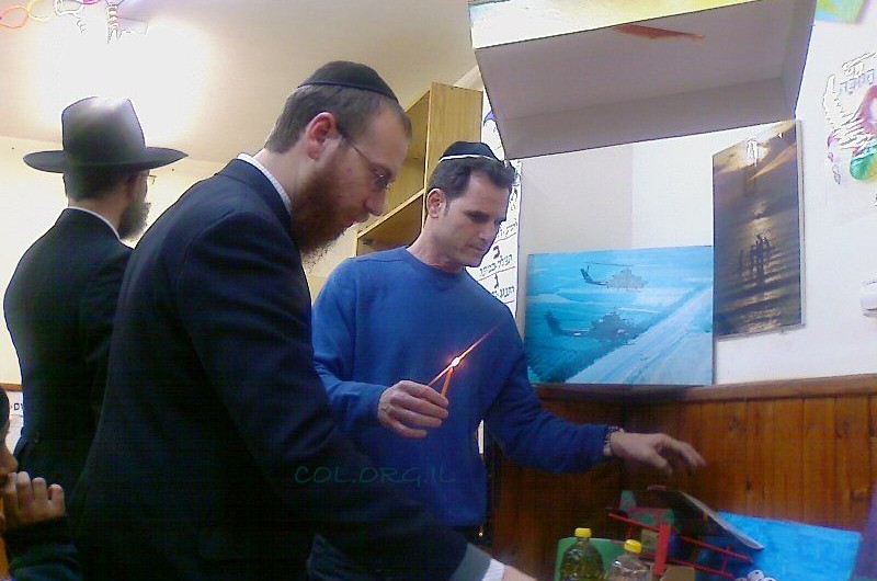 פרשן הטלוויזיה הדליק נר עם ילדי 'אור-שמחה'