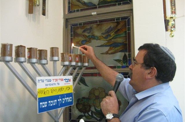 אורות חנוכה בשערי עליה