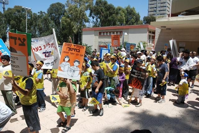 אלפי ילדי חיפה צעדו ב-10 תהלוכות  