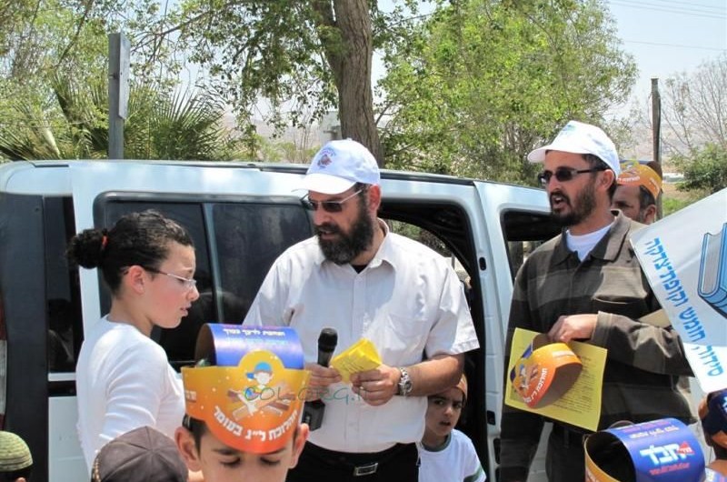 ילדי עצמונה בתהלוכה ססגונית