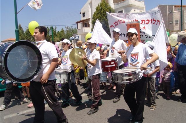 ברחובות חשמונאים צעדו לקול צלילי חבורת מתופפים 