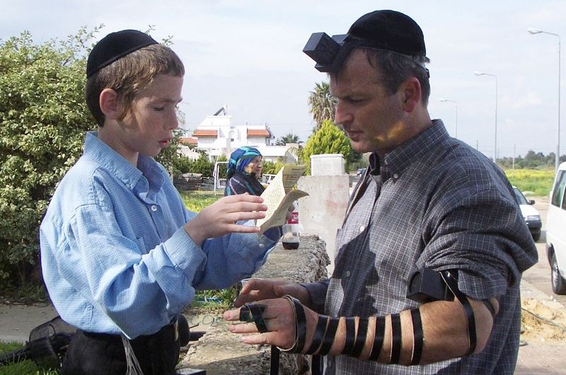 בהוראת הרבי: התפילין נבדקו - כאבי הראש נעלמו