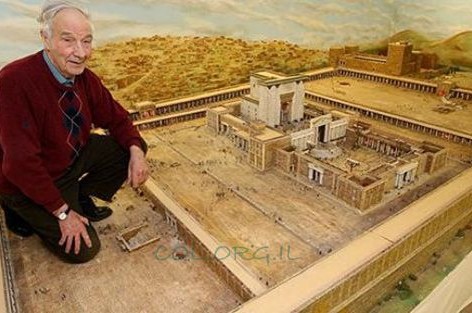 הפנסיונר שהקדיש 30 שנה לבניית בית המקדש ● מיוחד 