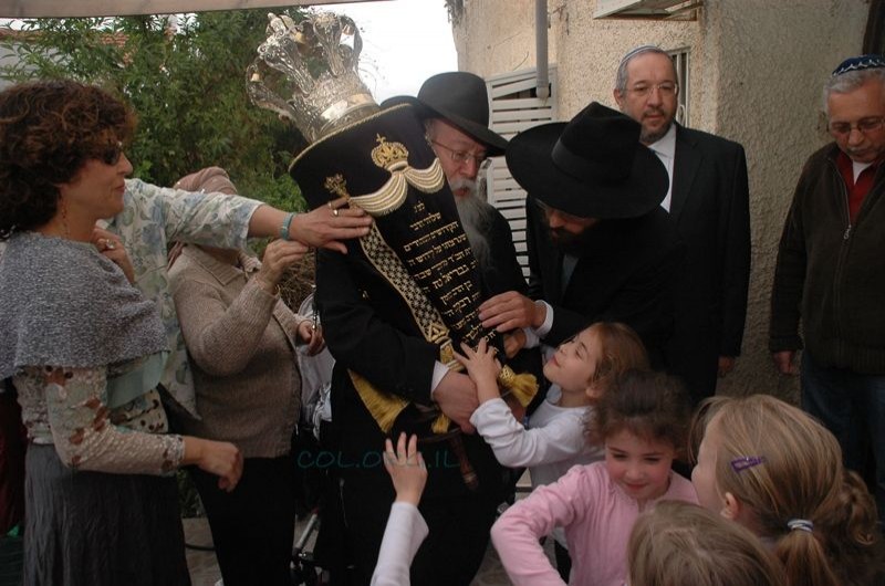 משרד הבריאות: אסור לנשק ספרי תורה בחגים