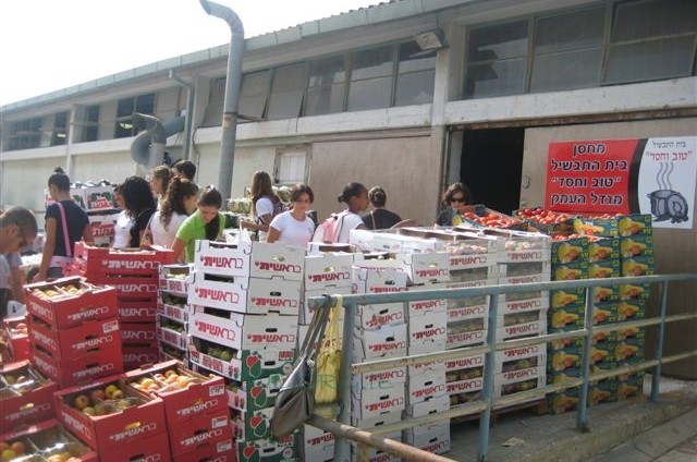 מגדל העמק: חולקו מאות חבילות מזון לנזקקים 