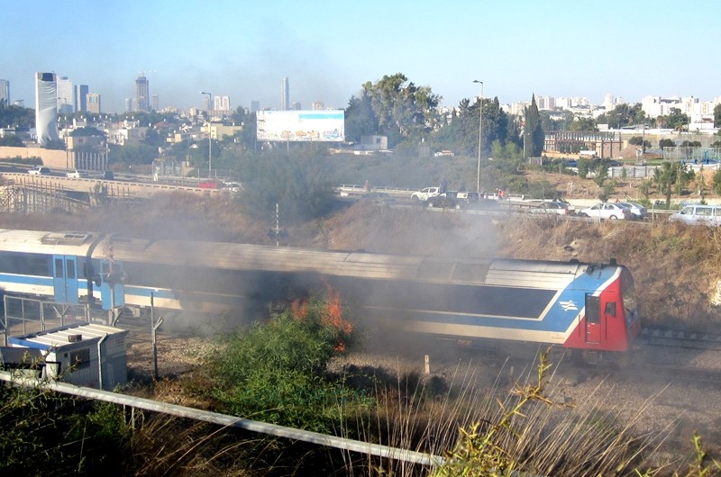 רכבת עולה בלהבות בתל-אביב ● צפו בוידאו