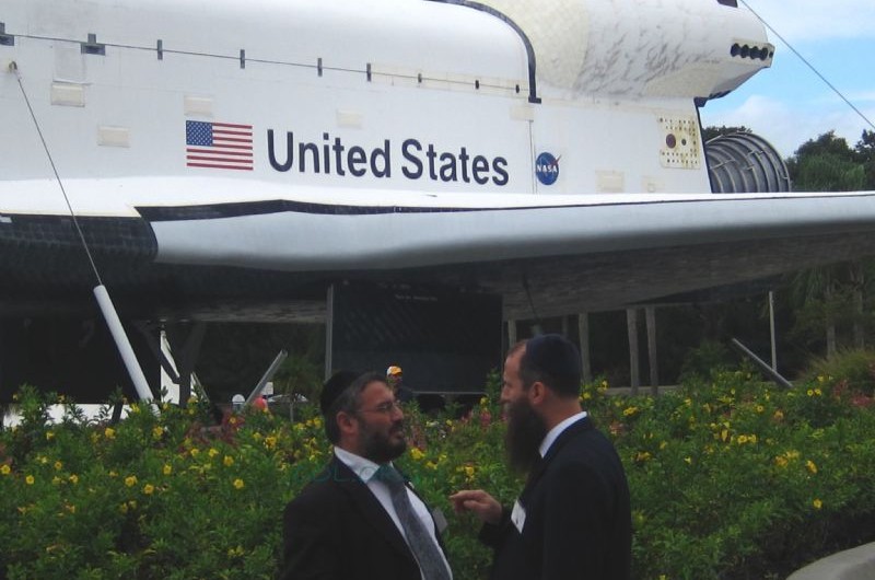 השליח לקח את ראש-העיר לסיבוב במרכז החלל הבינלאומי