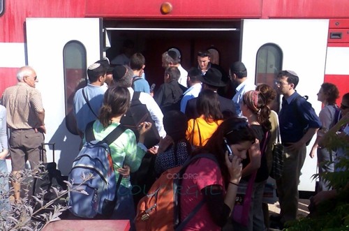הצפיפות ברכבת בכפר-חב