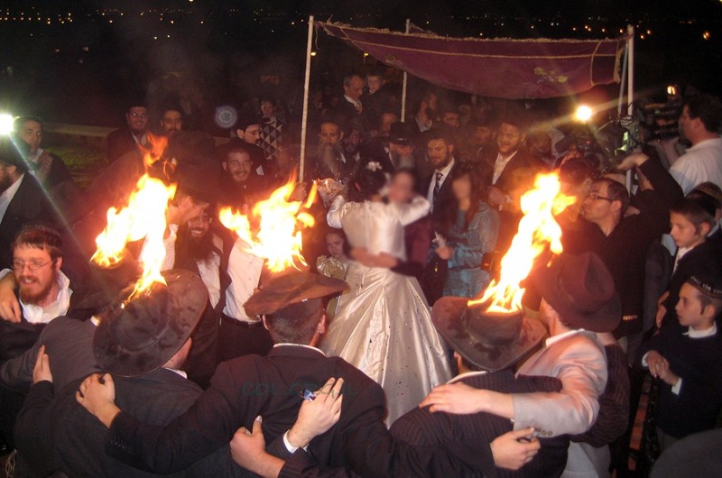 חופה מדליקה: בחורים הציתו את כובעיהם ושימחו את החתן