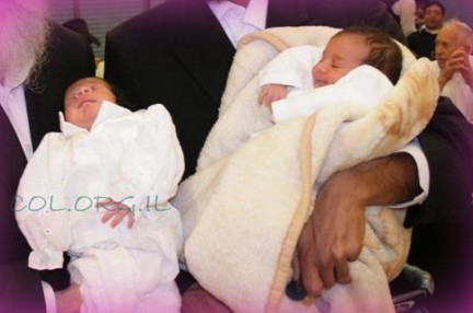 שמחה בצפת: שני זוגות בצפת חובקים תינוקות לאחר 25 שנה 
