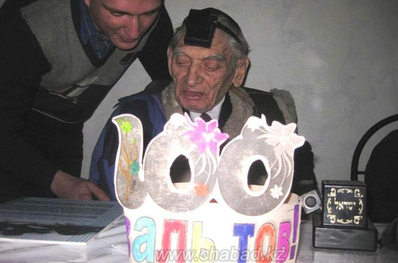 אלמא אטא: חגג יום הולדת 100 בהנחת תפילין  