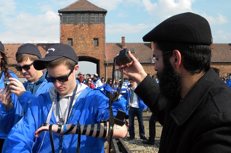 הנקמה היהודית: מניחים תפילין מול המחנה הארור ● צפו בתמונות