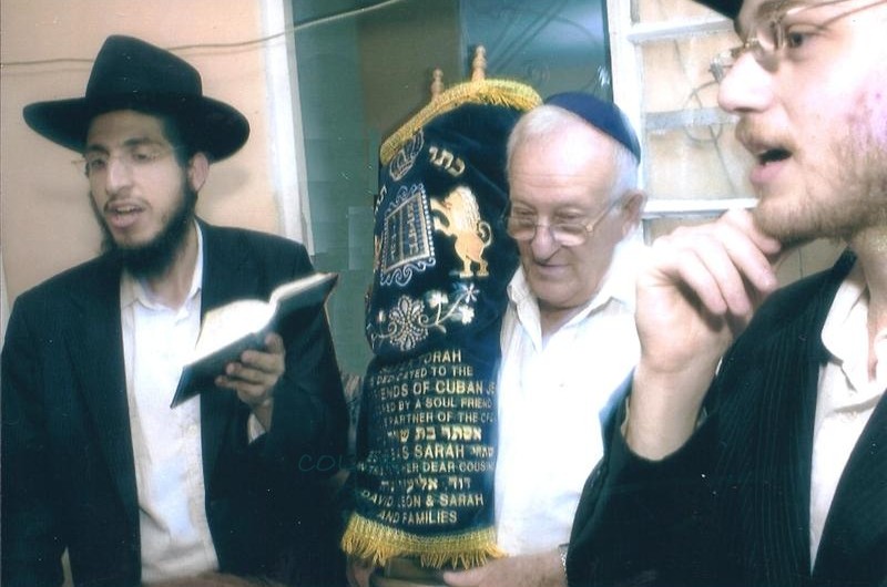 התרגשות בקובה: ספר תורה הוכנס לקהילה היהודית
