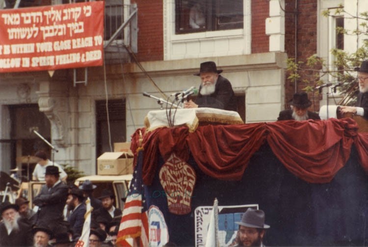 הרבי הורה: שיהיה צלם רשמי אחד בתהלוכה 