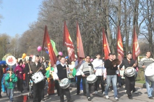 בפטרבורג צעדו תלמידי מוסדות החינוך בתהלוכה ססגונית