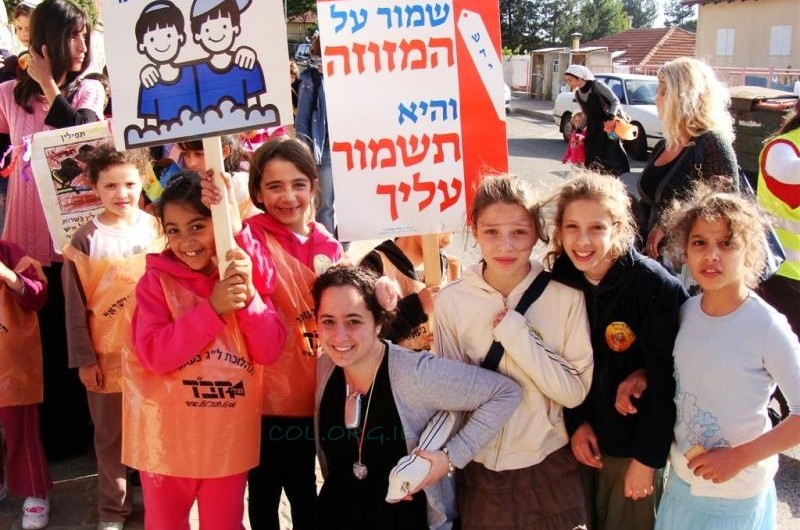 צפת: מרבית ילדי השכונה השתתפו בתהלוכה במרום כנען