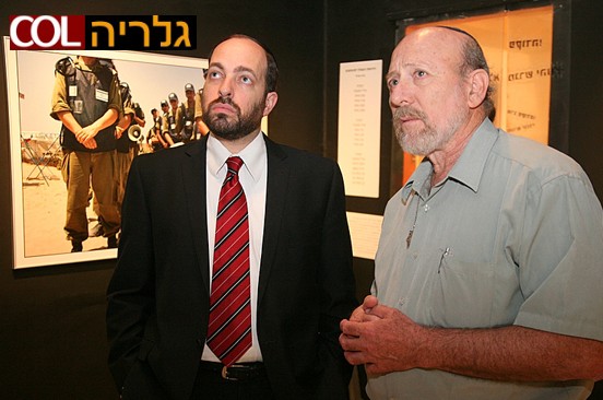 שר השיכון התרגש בביקור במוזיאון גוש קטיף בירושלים