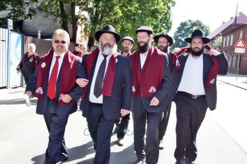 בתום הצעדה, פרצו היהודים בשירה ספונטנית של 