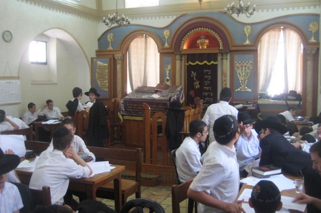 קול התורה נשמע בבית הכנסת צמח צדק בעיר העתיקה