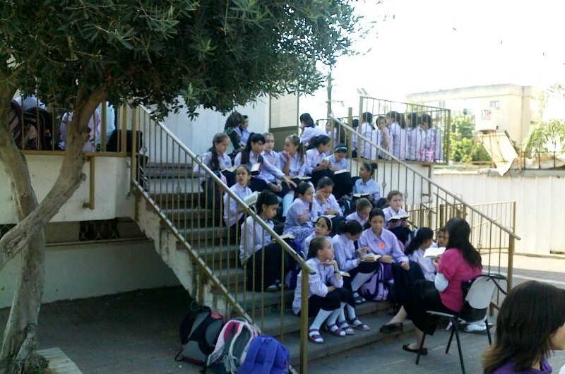 פתח תקווה: ההורים סגרו את שערי בית ספר חב