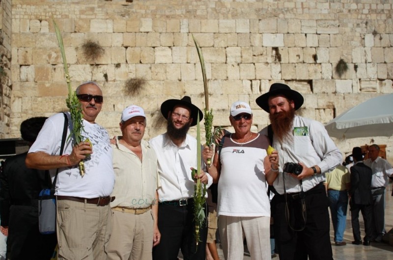 רבבות ברכו על הלולב בדוכן צעירי-חב