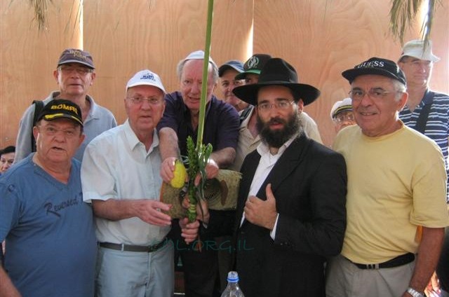 מאות בירכו על הלולב ב-770 בחג הסוכות ● תמונות
