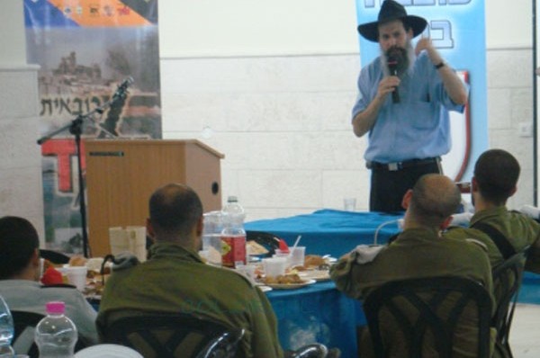 הנדסה קרבית בשיחה אישית  