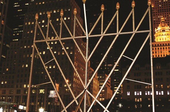 המנורה הגדולה בעולם תודלק בשדרה החמישית במנהטן