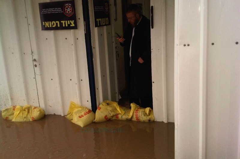 מחסן הציוד הרפואי של חסדי שבתאי ממירון הוצף במים