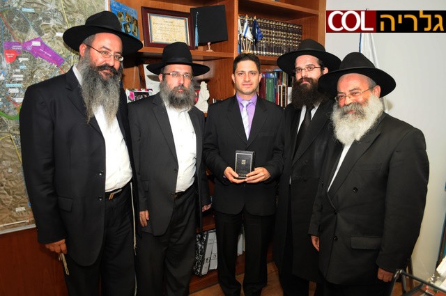 באר שבע: ספר התניא של נאות לון הוענק לרב וראש העיר 