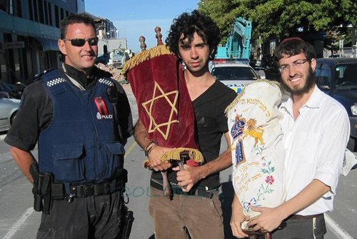 ניו זילנד: ספרי התורה חולצו  מבית חב
