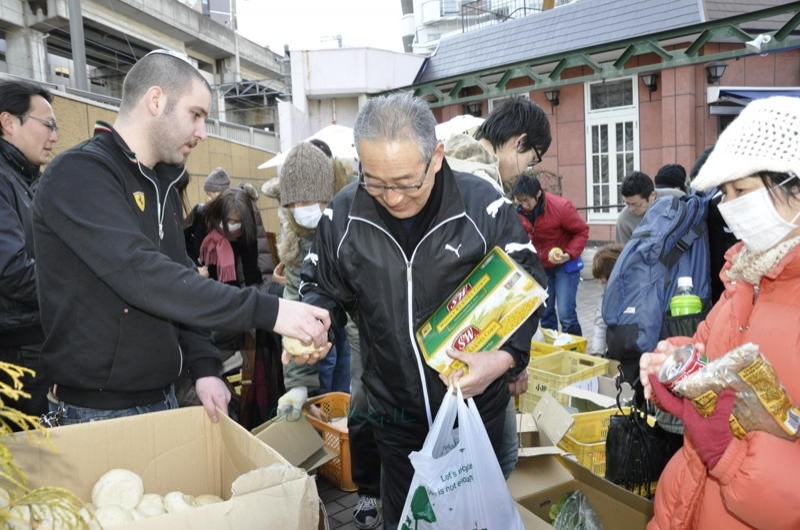 בצל האסון הכבד ביפן: סעודת פורים וחלוקת מצרכי מזון