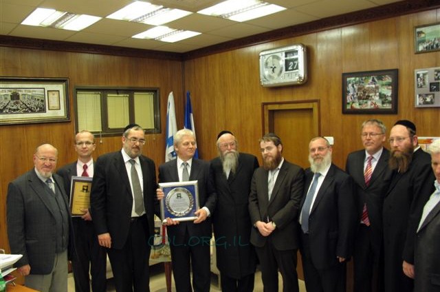 ראש עיריית בודפסט הגיע לישראל עם שליח חב