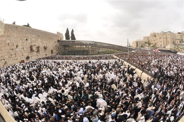 חג בירושלים: קהל שיא בברכת כהנים בכותל המערבי