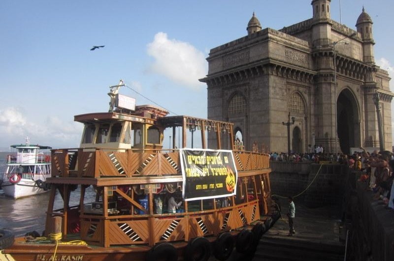 מומבאי: תהלוכה מפוארת לזכר השלוחים שנרצחו 