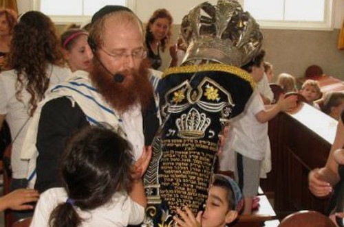 קמפיין ב'קול חי': קריאה להביא הילדים לשמוע עשרת הדברות