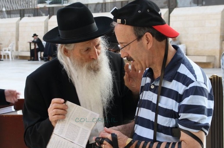 חבר הקונגרס הניח תפילין בדוכן צעירי חב