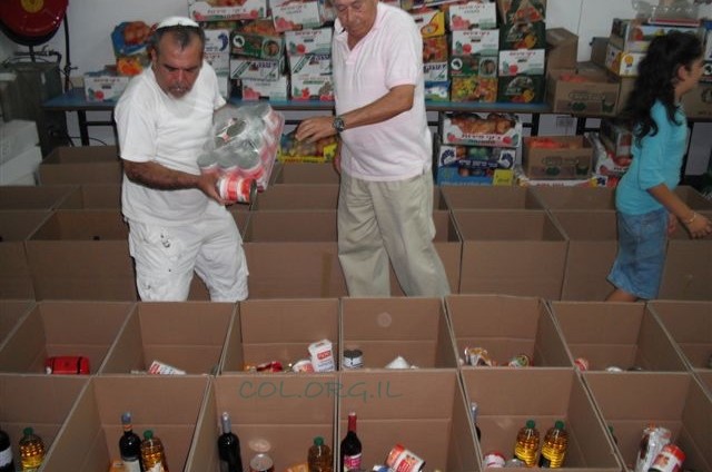 בית התבשיל אופקים מחלק מאות סלי מזון למשפחות נזקקות