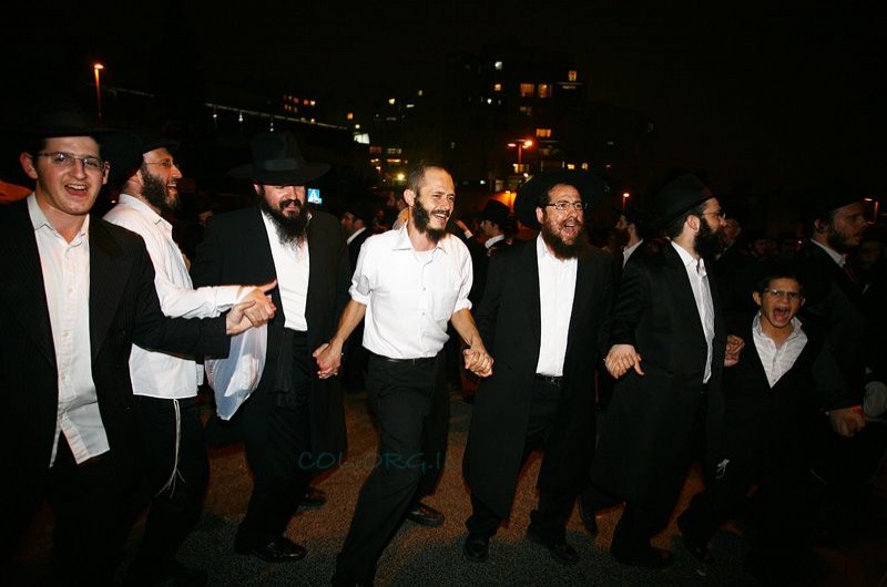 במוצאי החג הראשון: רוקדים בית השואבה ברחובות ירושלים