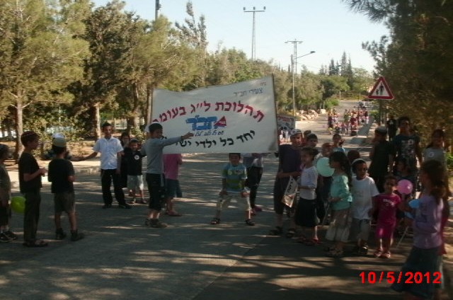 מאות מילדי הר חברון צעדו בשלוש תהלוכות 