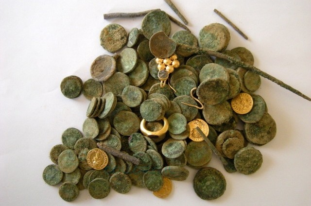 נחשף מטמון מדהים בן 2,000 שנה עם מטבעות זהב 
