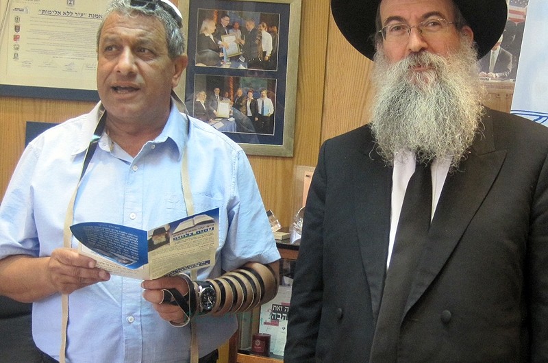 יום הולדת לראש העיר אילת: הרב אייזנבך הגיע עם תפילין ועוגה