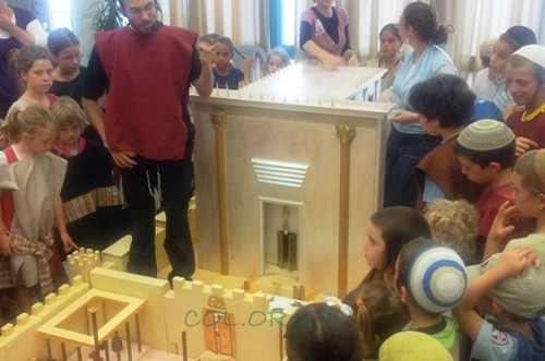 ילדי תקוע בנו דגם ענק של בית המקדש 