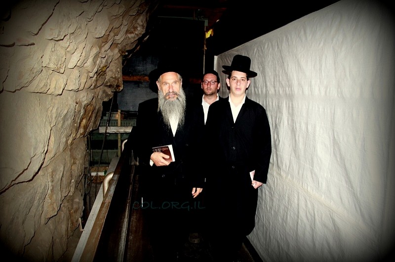 תמונת היום ● הזמר החסידי מרדכי בן דוד במנהרות הכותל