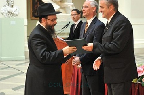 נשיא הונגריה העניק אות כבוד לרב קהילת חב